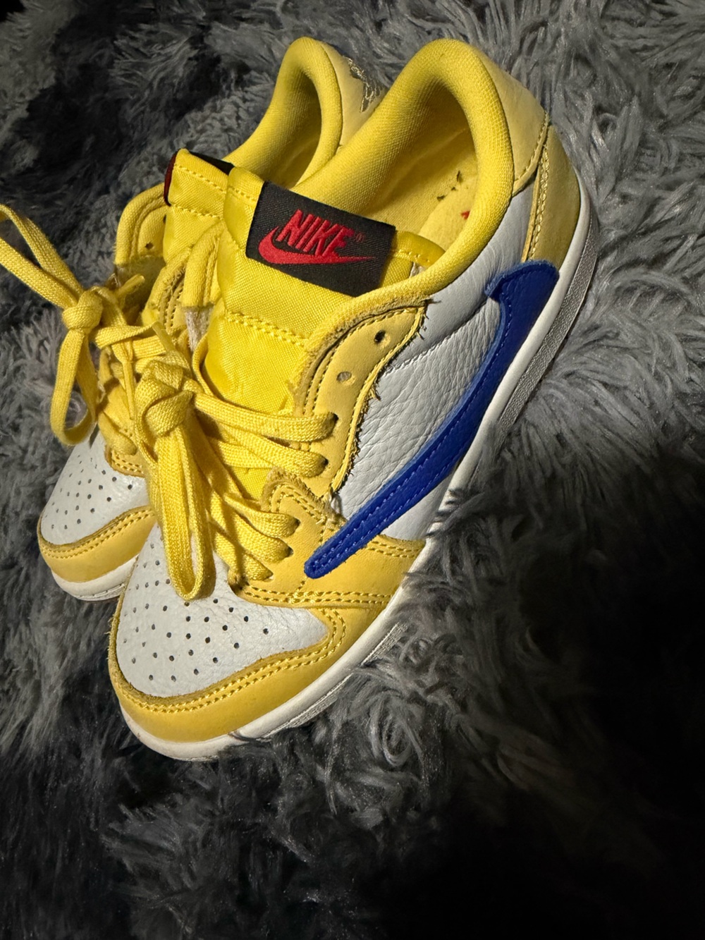 Jordan Kids Yellow, White & Blue Low-Top Sneakers — Travis Scott